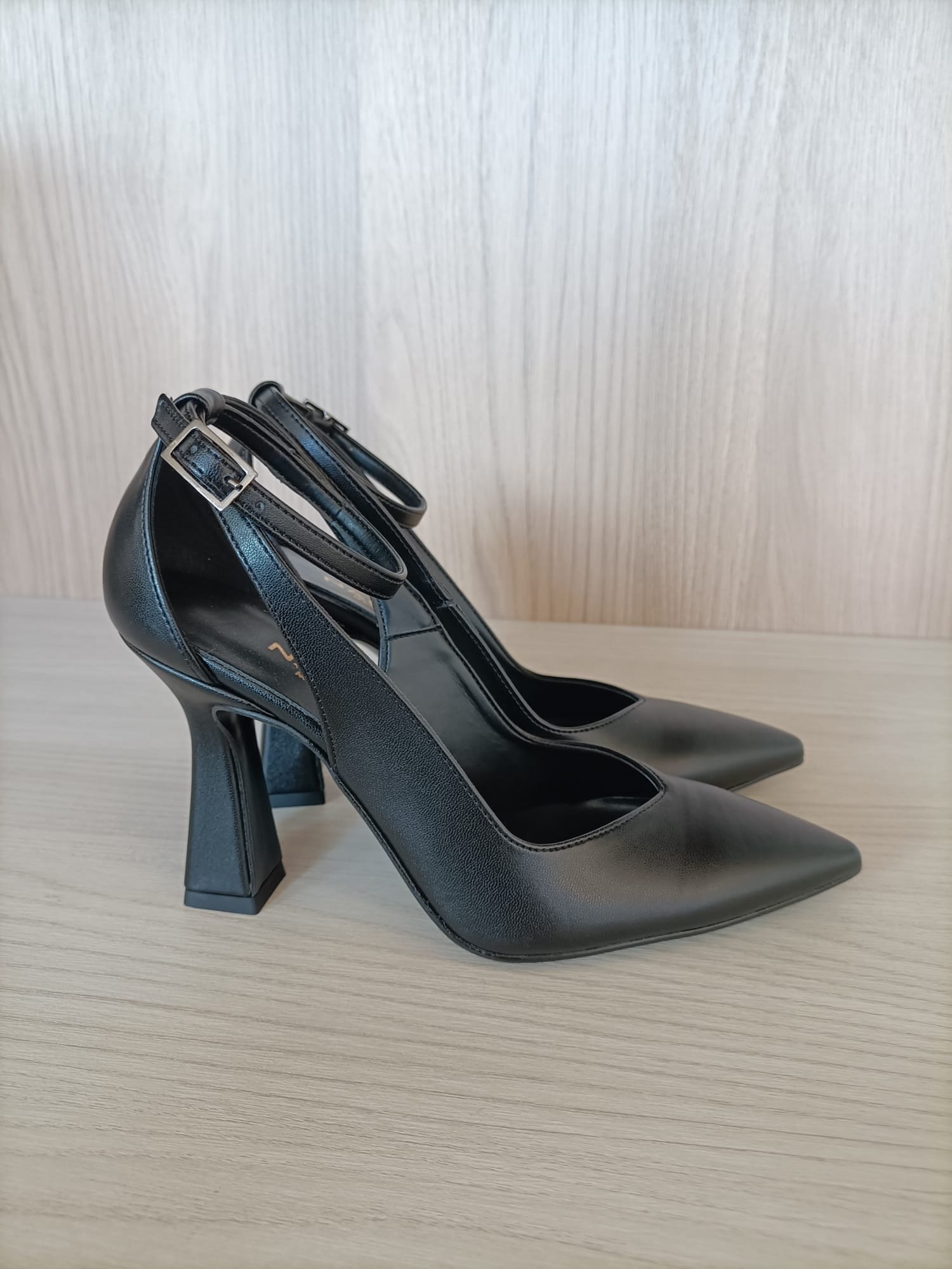 DECOLLETE' NACREE NERA A PUNTA CON CINTURINO Mod. 410M071